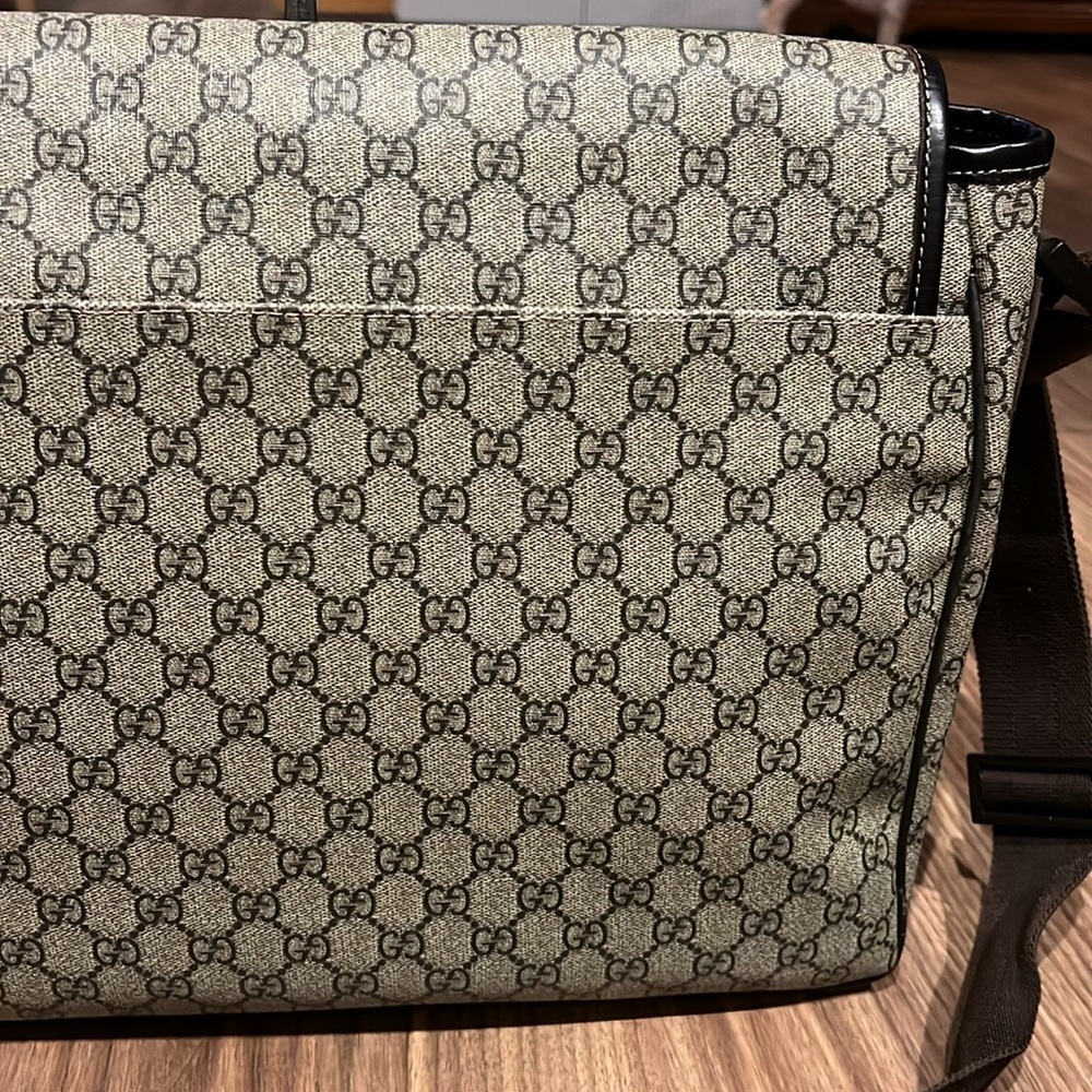 A407- 💯 % authentic Gucci crossbody bag - Picture 8 of 16